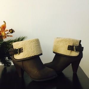 STYLISH CHRISTMAS BOOTS w/ HEELS